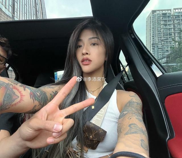 随着货运车过来的，还有一些什么都不知道的工人，他们来到这里的时候已经完全看不出这里刚刚发生过一起惨烈的枪杀案，更看不出这里刚刚死了将近三十个人。